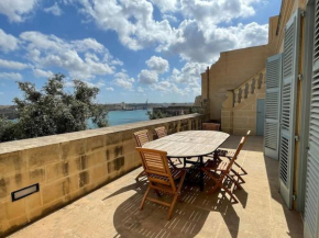 Penthouse w/ unique harbour view